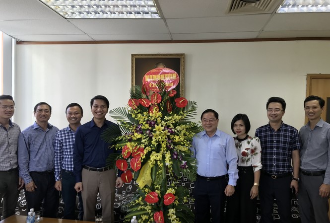 Trung ương Đoàn chúc mừng báo Tiền Phong Bí thư Trung ương Đoàn Nguyễn Ngọc Lương (thứ 4 từ trái qua) tặng hoa chúc mừng báo Tiền Phong