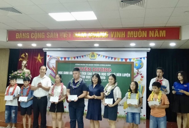 Tuyên dương con em cán bộ TƯ Đoàn có thành tích cao trong học tập Đại diện lãnh đạo Đảng ủy, Công đoàn cơ quan trung ương đoàn trao thưởng cho các cháu học sinh