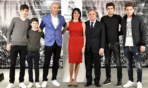 Các con của Zidane góp phần khiến Real gặp nạn Bốn con trai cùng có mặt trong lễ nhậm chức của Zidane. Từ trái qua: Theo, Eliaz, Enzo và Luca. Ảnh: AFP.