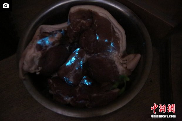 Lại xuất hiện hình ảnh thịt lợn phát sáng như sao đêm Hình ảnh chậu thịt lợn phát ra ánh sáng xanh rùng mình.