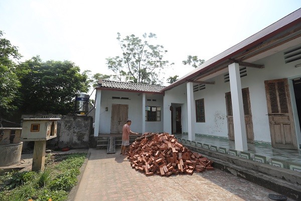 Ngủ đường ngủ chợ, đến Tết sửa nhà Đống gạch "ăn Tết" của ông Tấn.
