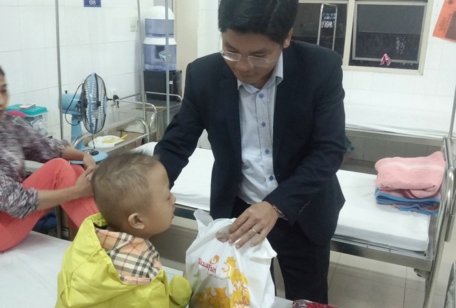 Mang Tết ấm đến những người 'quên' giao thừa Anh Nguyễn Chí Tài, Bí thư Tỉnh Đoàn TT-Huế, trao quà giao thừa cho bệnh nhi có hoàn cảnh đặc biệt tại Bệnh viện T.Ư Huế.