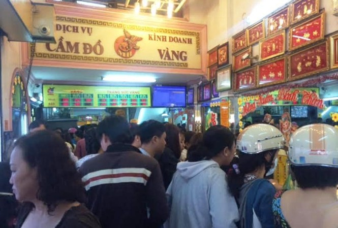 TP.HCM: Dân đi mua vàng khiến giao thông ùn tắc Từ rất sớm, các tiệm vàng trên địa bàn quận Bình Thạnh đã chật kín người.