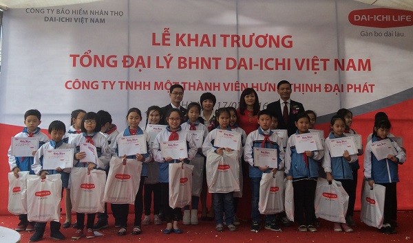 Trao 20 suất học bổng cho học sinh nghèo vượt khó Các em học sinh nghèo vượt khó được nhận học bổng trị giá 10 triệu đồng/suất.