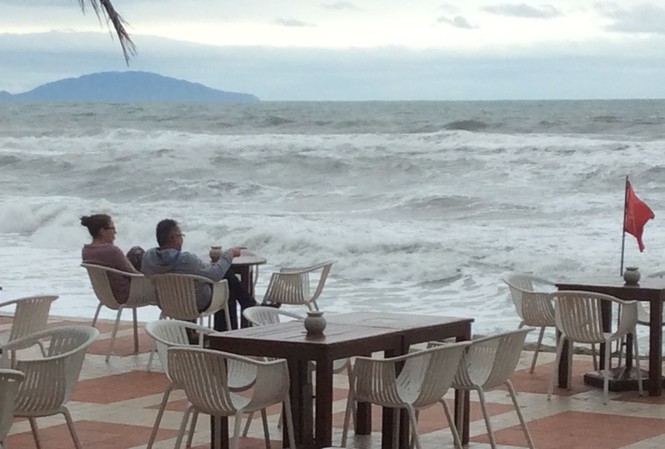 Chủ resort bên biển Cửa Đại hốt hoảng tự cứu mình Du khách đối mặt với biển dữ - bãi biển Palm Garden - Cửa Đại chụp trưa ngày 25/2/2016 -