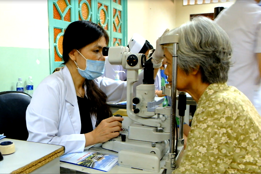 Khám mắt miễn phí trong tuần lễ Glaucoma Bác sĩ khám mắt cho bệnh nhân