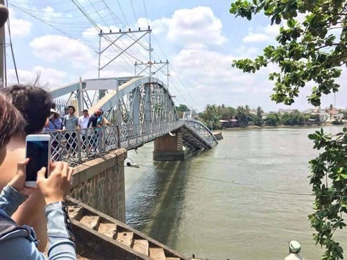 Ba thứ trưởng Bộ GTVT cùng vào xử lý vụ sập cầu Ghềnh Hiện trường vụ sập cầu Ghềnh. Ảnh: Bạn đọc Lâm Thành Hiển