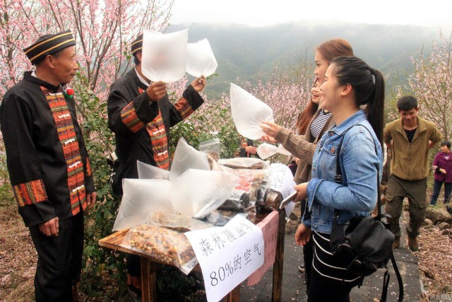 Kiếm bộn tiền nhờ bán ‘không khí núi rừng’ cho dân thành thị Sự ô nhiễm không khí ngày càng nặng ở các thành phố lớn tại Trung Quốc đã khiến nhiều cư dân thành thị tìm đến các khu du lịch trên núi để hít thở không khí trong lành.