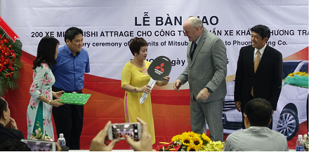 Phương Trang bắt tay với NCB phát triển đội xe Ông Tony Williamson - Tổng giám đốc Công ty Xe khách Phương Trang (thứ 2 từ phải sang) tại Lễ bàn giao 200 xe ô tô Mitsubisshi Attrage MC