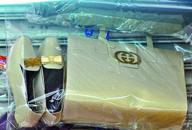 Bức xúc vì bị làm nhái, Gucci viết tâm thư gửi... hàng vàng mã Các mặt hàng vàng mã có gắn logo Gucci.