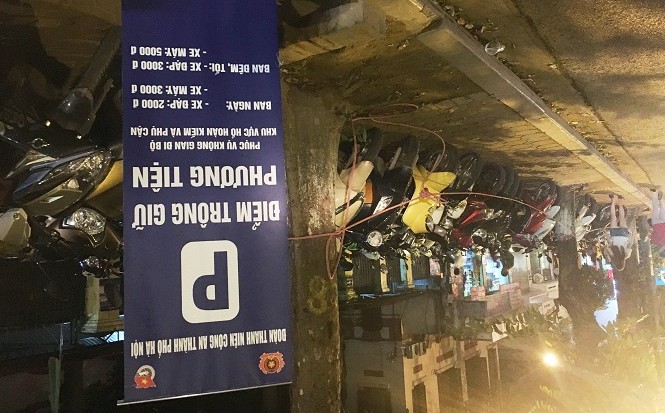 Giao lực lượng công an và quân đội trông xe tại phố đi bộ Điểm trông xe trên phố Hai Bà Trưng vốn trước đó do Cty 901 quản lý nay đã được giao cho công an. Ảnh: Anh Trọng