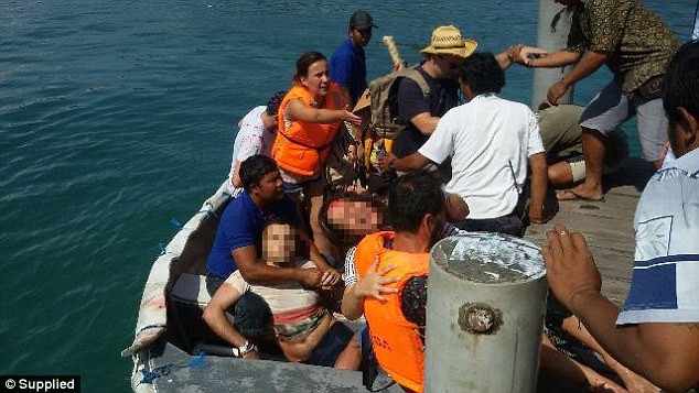 Tàu chở du khách phát nổ, 15 người thương vong Các nạn nhân được đưa vào bờ cấp cứu.