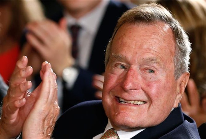 Cựu Tổng thống Bush ‘cha’ dự định bầu cho bà Hillary Cựu Tổng thống Mỹ George H.W. Bush (tức Bush “cha”) nay đã 92 tuổi.