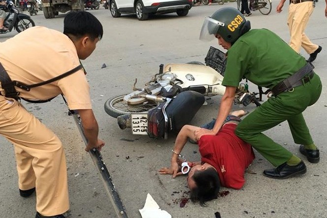 Hãi hùng ngáo đá gây trọng án ở Lạng Sơn Chỉ đến khi vượt đèn đỏ, tự gây tai nạn, tên cướp xe khách ngày 15/9 có biểu hiện ngáo đá mới bị tóm. Ảnh: DC
