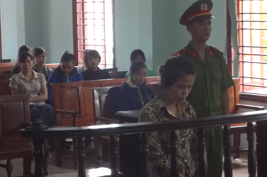 10 năm tù cho kẻ dụ dỗ, bán người qua Trung Quốc Võ Thị Mộng Hằng tại phiên tòa.