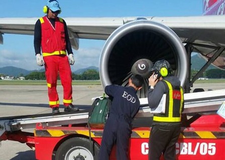 Máy bay chậm giờ cất cánh vì... món đồ chơi tình dục Lực lượng rà phá bom mìn tiến hành kiểm tra kĩ lưỡng kiện hàng khả nghi.