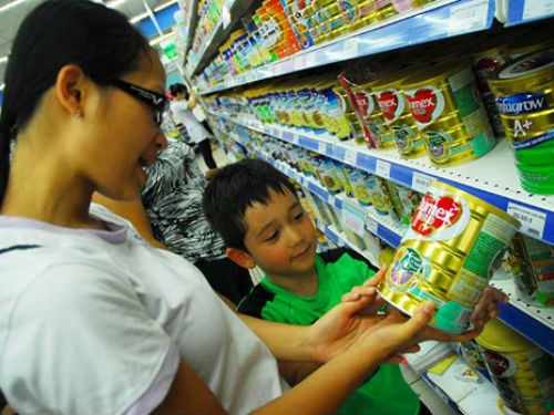 Sữa Dumex chia tay thị trường Việt Nam Đại diện nhà sản xuất xác nhận sữa Dumex sẽ chia tay thị trường Việt Nam trong thời gian tới. Ảnh: PL TPHCM