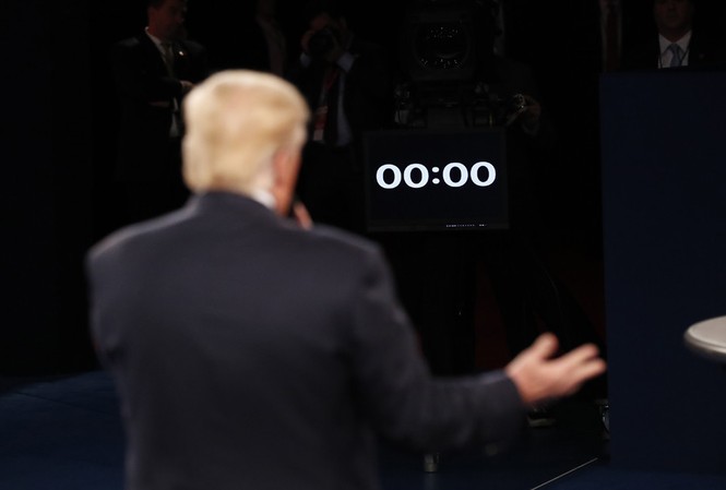 Người dẫn chương trình thiên vị bà Hillary? Trong suốt cuộc tranh luận, ông Donald Trump thường lên tiếng phàn nàn rằng mình được cho ít thời gian để trình bày hơn bà Hillary.
