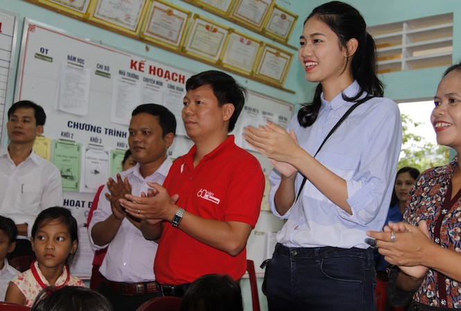 Tặng quà học sinh và thanh niên lập nghiệp ở huyện rẻo cao Tặng quà học sinh và thanh niên lập nghiệp ở huyện rẻo cao