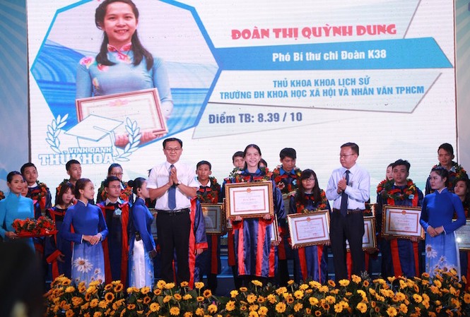 TPHCM vinh danh 83 thủ khoa các trường đại học, cao đẳng Ông Nguyễn Hữu Hiệp, Trưởng Ban tổ chức Thành ủy TPHCM, và anh Lâm Đình Thắng, Phó bí thư Thường trực Thành Đoàn, Chủ tịch Hội sinh viên VN TPHCM, trao Bằng khen tuyên dương các thủ khoa.