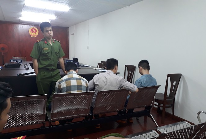 Nhóm 9X rủ nhau giật đồ cúng cô hồn rồi gây án 3 bị cáo tại phiên tòa phúc thẩm chiều nay 18/10. Ảnh: Tân Châu