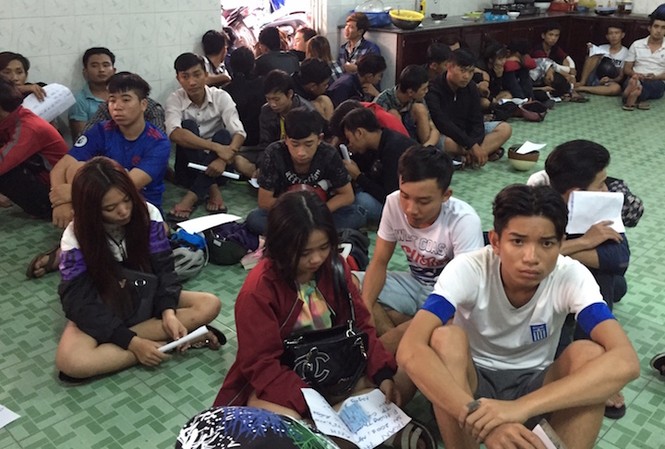 Công an vây bắt gần 100 quái xế đua xe trên quốc lộ Thanh niên bị bắt