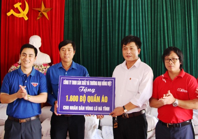 Chia sẻ đau thương với bà con vùng lũ Ông Trần Thanh Hải, Phó giám đốc Công ty TNHH sản sản xuất và thương mại Hồng Việt trao tặng quần áo cho bà con vùng lũ Hà Tĩnh.