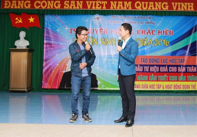 1000 tân sinh viên giao lưu với 'thầy giáo hotboy' Tiến sĩ Nguyễn Hoàng Khắc Hiếu giao lưu với sinh viên