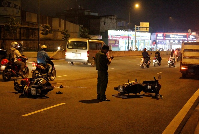 Va vào xe máy chạy cùng chiều, người đàn ông ngã tử vong Hiện trường tai nạn.