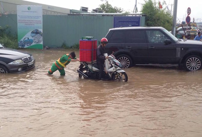 Sức mua giảm do ngập nặng, triều cường Tình trạng ngập úng gây khó khăn cho đời sống người dân và làm sức mua bị giảm sút.