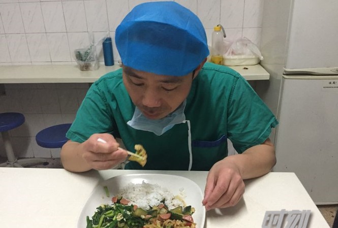 Bác sĩ dùng bông ngoáy tai gắp thức ăn để... luyện tay nghề Bác sĩ Zhou gắp thức ăn bằng bông ngoáy tai.