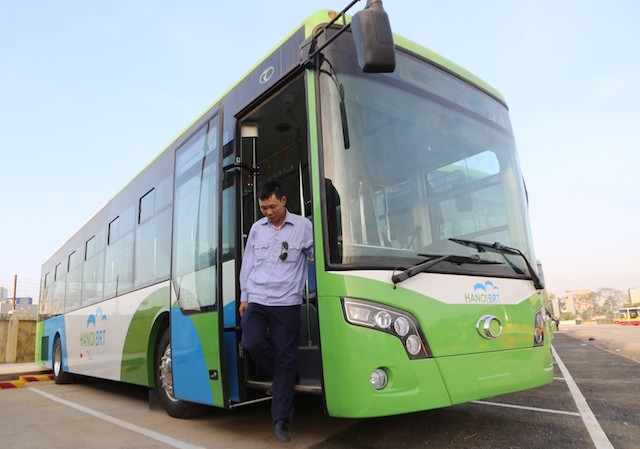 Người dân Hà Nội được đi buýt nhanh BRT miễn phí một tháng Với sức chứa lớn và tiện nghi hơn xe buýt truyền thông, buýt BRT được kỳ vọng sẽ giảm nhiệt cho vận tải công cộng Thủ đô. Ảnh: Như Ý