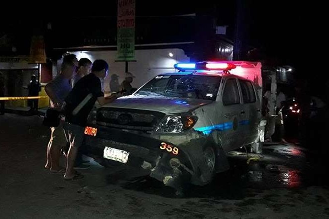 Nổ lớn gần nhà thờ ở Philippines trong đêm Giáng sinh Chiếc xe cảnh sát bị hư hỏng sau vụ nổ. Ảnh: Facebook
