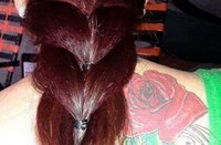 Cảnh sát làm việc với bạn trai của cô gái có hình xăm hoa hồng Hình xăm hoa hồng trên lưng của nạn nhân đã giúp cảnh sát xác định danh tính. Ảnh: Facebook nạn nhân