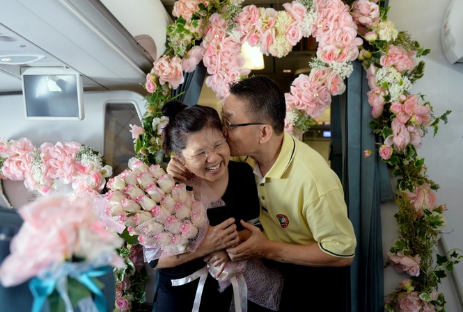Kỷ niệm ngày cưới trên không đúng ngày Valentine Bà Linda F. vui mừng và bất ngờ trước món quà bất ngờ và sự bày tỏ tình cảm của người chồng – ông Daniel F.