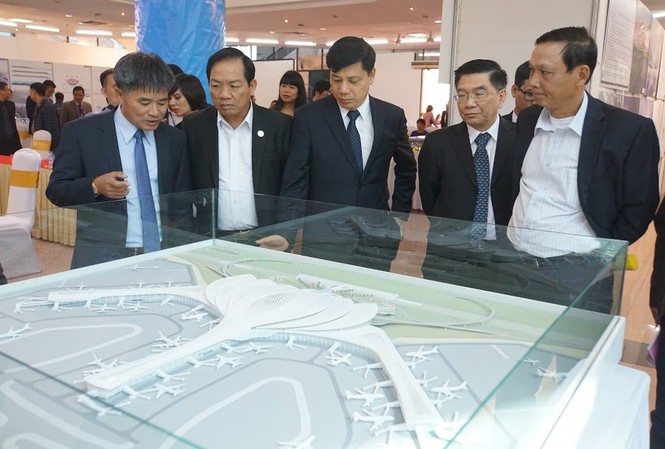 Trình Chính phủ phương án thiết kế nhà ga sân bay Long Thành Phương án thiết kế theo hình hoa sen được trưng bày tại Hà Nội. Ảnh: Sỹ Lực