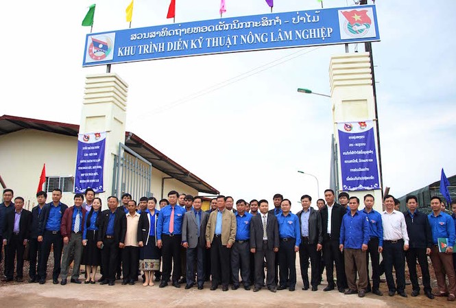 Vun đắp tình hữu nghị Việt - Lào Đoàn công tác thăm khu trình diễn kĩ thuật nông lâm nghiệp.