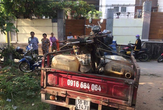 Bộ Công an triệt phá đường dây rút ruột xe bồn chở xăng dầu Hiện trường các tài xế rút trộm xăng dầu bị công an bắt. Ảnh CA