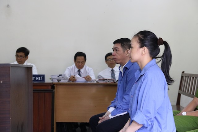 Lãnh 33 năm tù vì đòi nợ bằng chiêu lừa người khác Hai bị cáo tại tòa ngày 9/3. Ảnh: Tân Châu