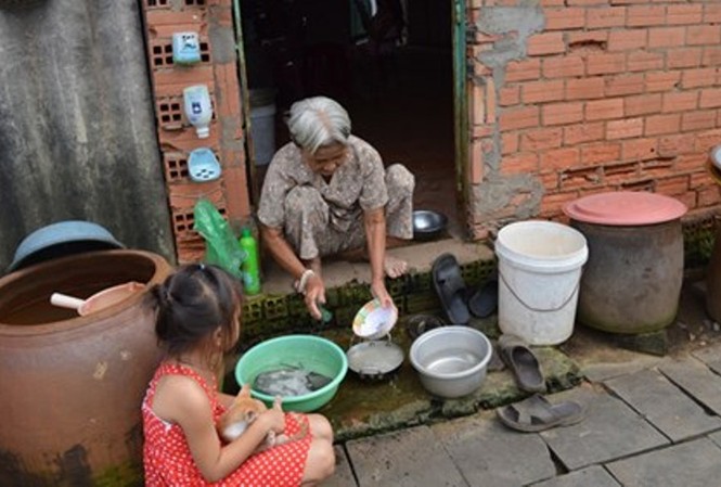 Ba người tử vong do sốt xuất huyết Người dân trữ nước trong lu không đậy kín tạo điều kiện cho muỗi xuất huyết sinh sản.