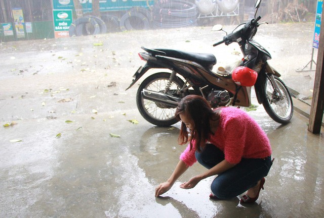 Mưa đá xuất hiện tại miền núi Nghệ An Người dân địa phương nhặt những viên đá lên xem.