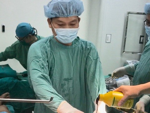 Ngươi đàn ông bị đứt lìa tay phải khi chuyển rơm Bác sĩ phẫu thuật nối cánh tay bị đứt của anh Tuấn