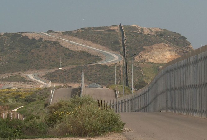 Tổng thống Trump muốn có 1 tỉ USD để xây 100km tường biên giới Đường biên giới Mỹ - Mexico tại San Diego (Mỹ). Ảnh: Fox