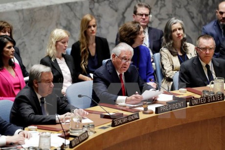 Radio Thế giới 24H: Mỹ cảnh báo sẽ trừng phạt Trung Quốc Ngoại trưởng Rex Tillerson (giữa) tại cuộc họp của Hội đồng Bảo an Liên hợp quốc ở New York, Mỹ ngày 28/4. (Nguồn: THX/TTXVN)