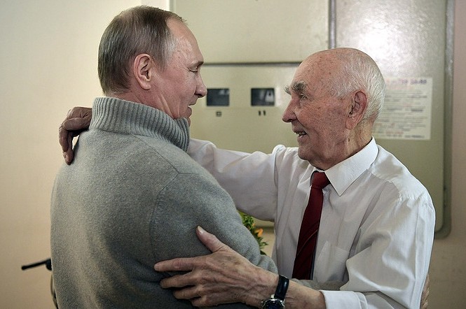 Ông Putin bất ngờ thăm cựu chỉ huy ở KGB nhân Ngày Chiến thắng Tổng thống Putin ôm lãnh đạo cũ trong một chuyến thăm cá nhân. Ảnh: TASS