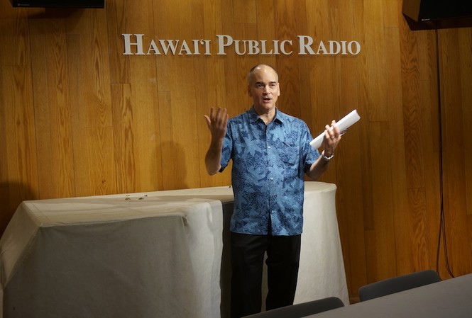 Đài phát thanh nói không với quảng cáo Ông Bill Dorman, Giám đốc tin tức của Đài Phát thanh công cộng Hawaii, trong buổi tiếp các phóng tiên Đông Nam Á