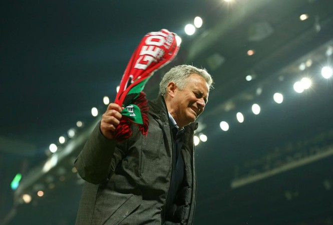 Mourinho rùng mình nói về khó khăn ở M.U Jose Mourinho ăn mừng như muốn khóc sau chiến thắng trước Celta Vigo.
