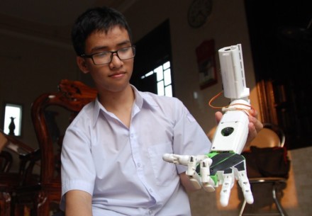 Nam sinh chế 'cánh tay robot' sang Mỹ dự thi quốc tế Phạm Huy với tác phẩm "Cánh tay robot"