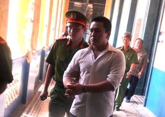 Dẫn bé gái vào nhà nghỉ để làm chuyện 'người lớn' Vũ Trần Thanh Nam tại phiên tòa sáng nay 22/5. Ảnh: Tân Châu