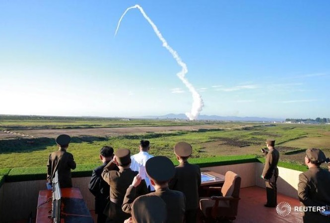 Triều Tiên: Tên lửa mới có khả năng tấn công 'chính xác cực cao' Chủ tịch Triều Tiên Kim Jong-un (áo trắng) theo dõi cuộc thử nghiệm hệ thống vũ khí phòng không mới hôm 28/5. Ảnh: Reuters